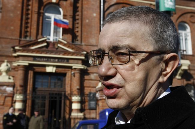Экс-мэр Томска А.Макаров, освобожденный из-под стражи под залог, у здания областного суда перед началом слушаний