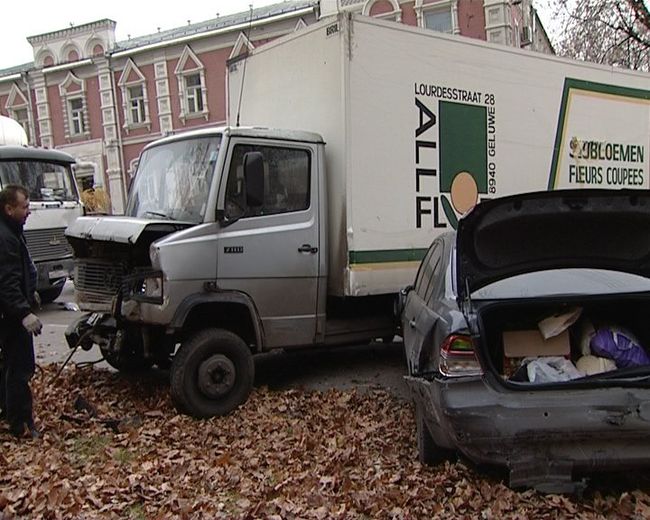 Более десятка автомобилей столкнулись в Москве из-за отказа тормозов фуры