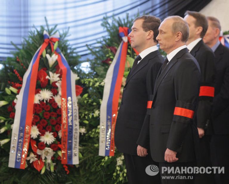 Президент РФ Д.Медведев и премьер-министр РФ В.Путин на гражданской панихиде по Виктору Черномырдину Президент РФ Д.Медведев и премьер-министр РФ В.Путин на гражданской панихиде по Виктору Черномырдину