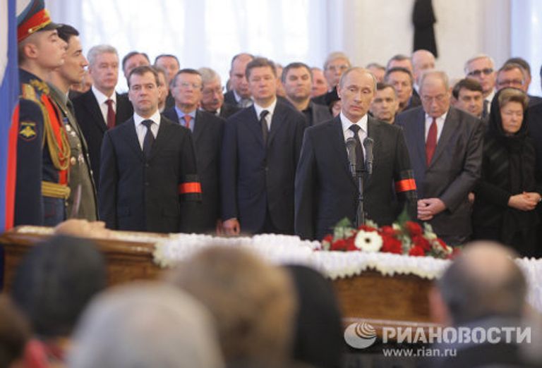 Президент РФ Д.Медведев и премьер-министр РФ В.Путин на гражданской панихиде по Виктору Черномырдину Президент РФ Д.Медведев и премьер-министр РФ В.Путин на гражданской панихиде по Виктору Черномырдину