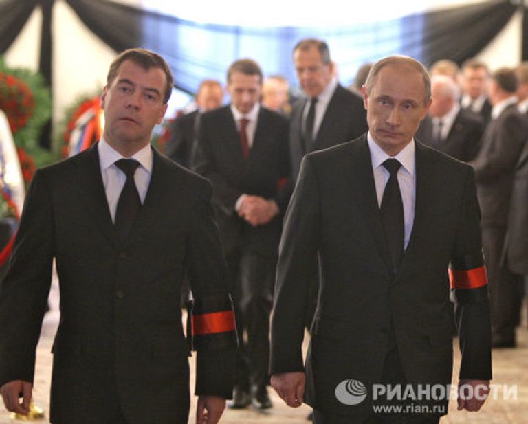 Президент РФ Д.Медведев и премьер-министр РФ В.Путин на гражданской панихиде по Виктору Черномырдину Президент РФ Д.Медведев и премьер-министр РФ В.Путин на гражданской панихиде по Виктору Черномырдину