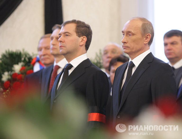 Президент РФ Д.Медведев и премьер-министр РФ В.Путин на гражданской панихиде по Виктору Черномырдину Президент РФ Д.Медведев и премьер-министр РФ В.Путин на гражданской панихиде по Виктору Черномырдину
