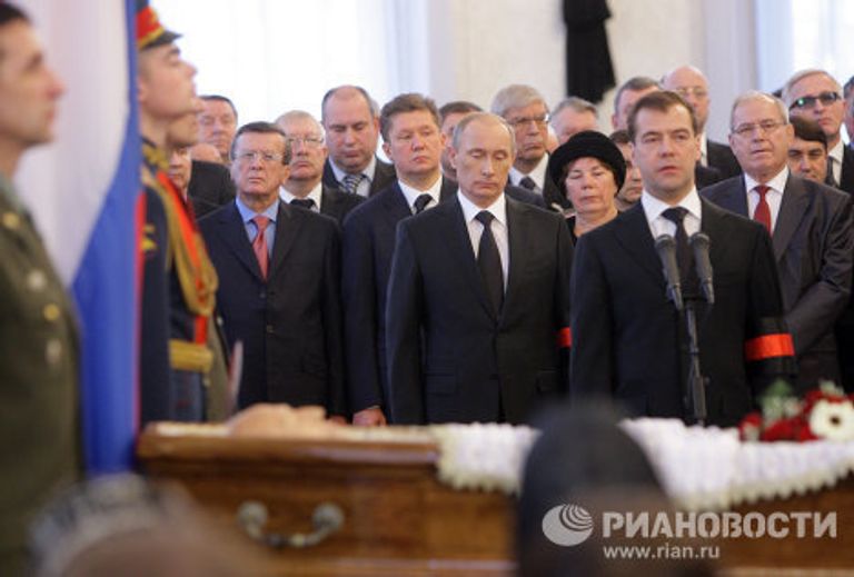 Президент РФ Д.Медведев и премьер-министр РФ В.Путин на гражданской панихиде по Виктору Черномырдину Президент РФ Д.Медведев и премьер-министр РФ В.Путин на гражданской панихиде по Виктору Черномырдину