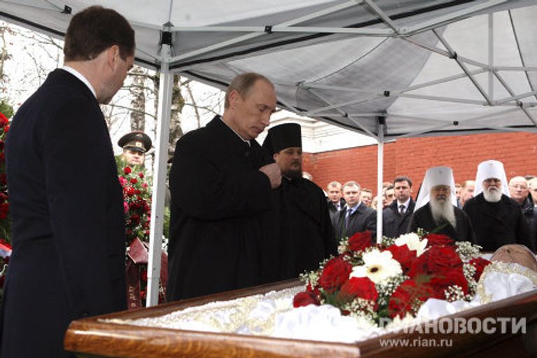 Президент РФ Д.Медведев и премьер-министр РФ В.Путин на похоронах Виктора Черномырдина Президент РФ Д.Медведев и премьер-министр РФ В.Путин на похоронах Виктора Черномырдина