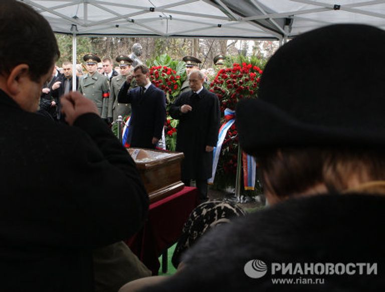 Президент РФ Д.Медведев и премьер-министр РФ В.Путин на похоронах Виктора Черномырдина Президент РФ Д.Медведев и премьер-министр РФ В.Путин на похоронах Виктора Черномырдина