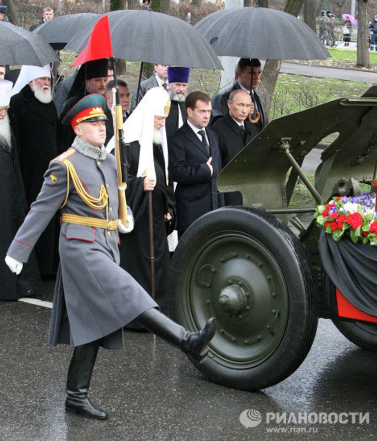 Президент РФ Д.Медведев и премьер-министр РФ В.Путин на похоронах Виктора Черномырдина Президент РФ Д.Медведев и премьер-министр РФ В.Путин на похоронах Виктора Черномырдина