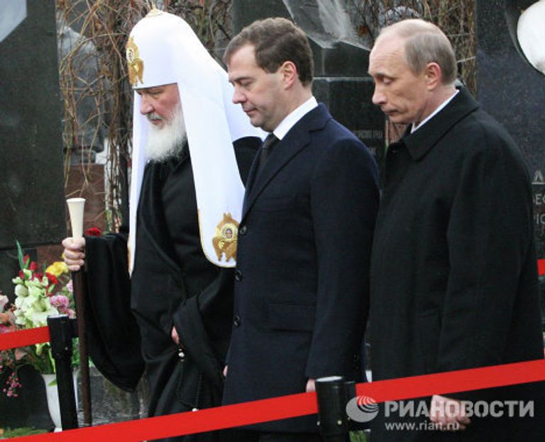 Президент РФ Д.Медведев и премьер-министр РФ В.Путин на похоронах Виктора Черномырдина Президент РФ Д.Медведев и премьер-министр РФ В.Путин на похоронах Виктора Черномырдина