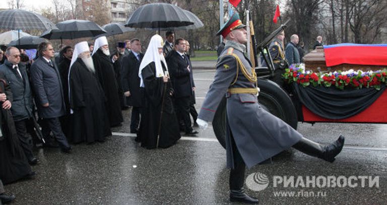 Президент РФ Д.Медведев и премьер-министр РФ В.Путин на похоронах Виктора Черномырдина Президент РФ Д.Медведев и премьер-министр РФ В.Путин на похоронах Виктора Черномырдина