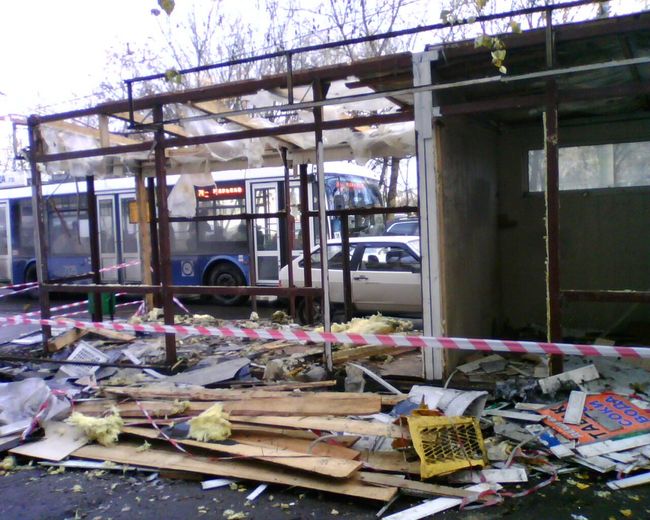 Сломанные ларьки у метро Текстильщики и Кузьминки Сломанные ларьки у метро Текстильщики и Кузьминки