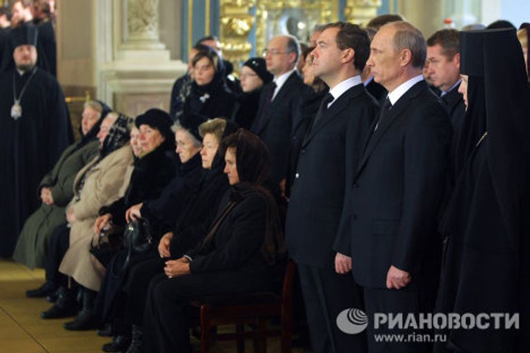 Президент РФ Д.Медведев и премьер-министр РФ В.Путин на отпевании Виктора Черномырдина Президент РФ Д.Медведев и премьер-министр РФ В.Путин на отпевании Виктора Черномырдина