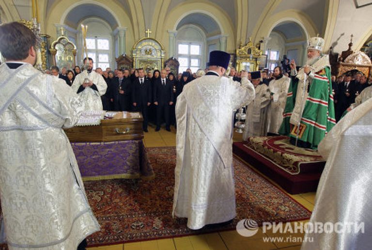 Президент РФ Д.Медведев и премьер-министр РФ В.Путин на отпевании Виктора Черномырдина Президент РФ Д.Медведев и премьер-министр РФ В.Путин на отпевании Виктора Черномырдина