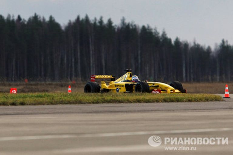 Премьер-министр РФ Владимир Путин попробовал себя в роли пилота Формулы-1 Премьер-министр РФ Владимир Путин попробовал себя в роли пилота Формулы-1