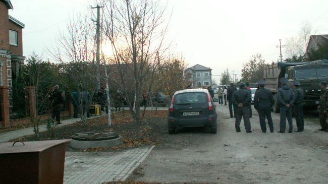 Место гибели 12-ти человек в кубанской станице Кущевская Краснодарского края и работы оперативных служб на месте трагедии. Место гибели 12-ти человек в кубанской станице Кущевская Краснодарского края и работы оперативных служб на месте трагедии.