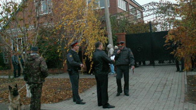 Место гибели 12 человек в кубанской станице Кущевская Краснодарского края и работы оперативных служб на месте трагедии. Место гибели 12 человек в кубанской станице Кущевская Краснодарского края и работы оперативных служб на месте трагедии.