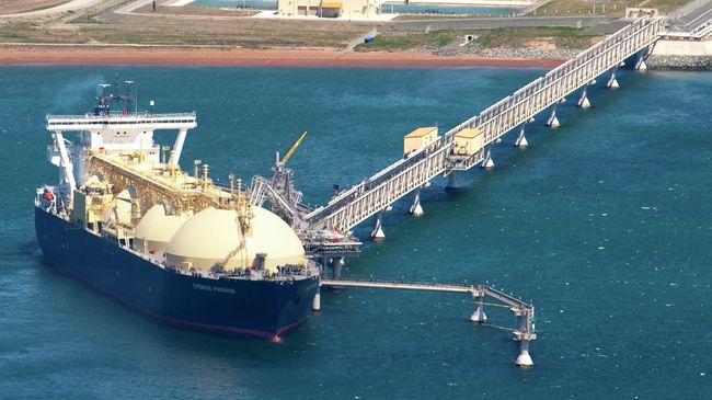 На территории первого в России завода по производству сжиженного газа (СПГ) на Сахалине. Архив На территории первого в России завода по производству сжиженного газа (СПГ) на Сахалине. Архив
