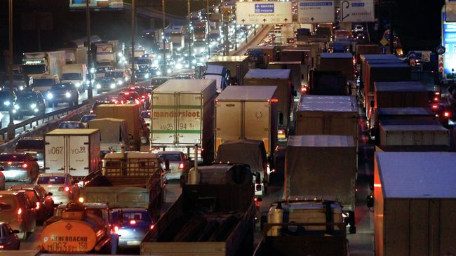 Автомобильное движение на улицах Москвы. Архив