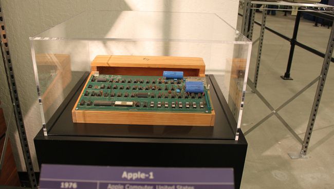 Первый персональный компьютер Apple-1 Первый персональный компьютер Apple-1