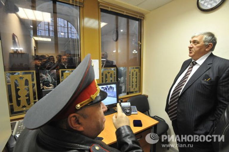 Дмитрий Гаев посещает комнату сотрудников МВД на станции метро Октябрьская