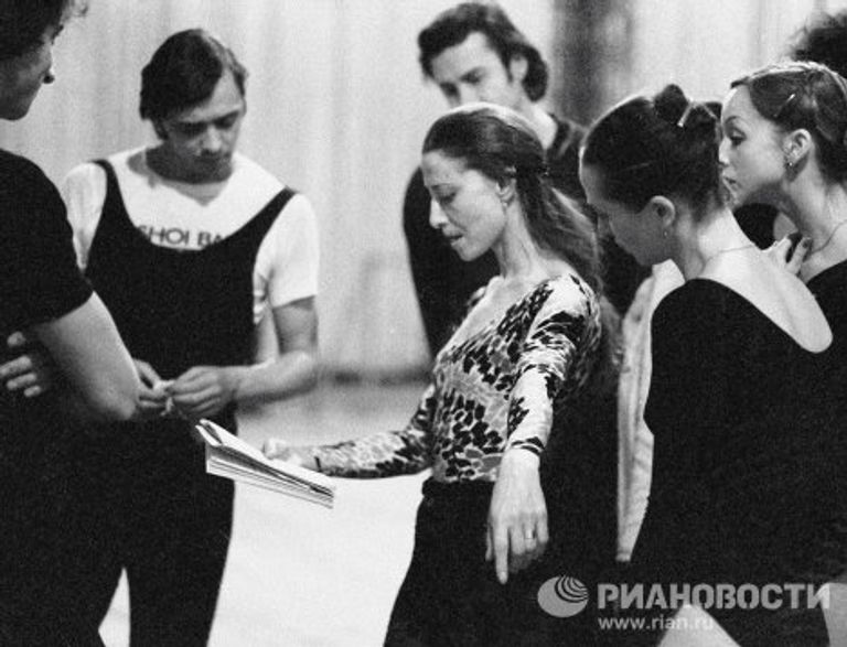 Балерина Майя Плисецкая на репетиции Балерина Майя Плисецкая на репетиции