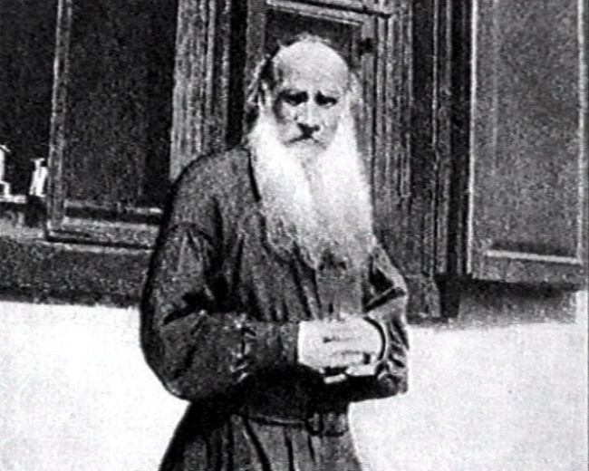 Взгляды Толстого колеблют трон Николая и его династии - Погодин