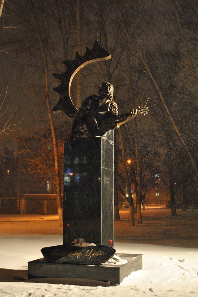 Памятник Виктору Цою в Барнауле Памятник Виктору Цою в Барнауле