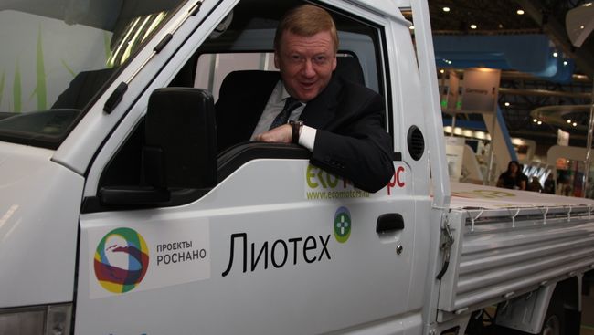 Глава Роснано Анатолий Чубайс за рулем электромобиля на литий-ионных аккумуляторах, архивное фото Глава Роснано Анатолий Чубайс за рулем электромобиля на литий-ионных аккумуляторах, архивное фото