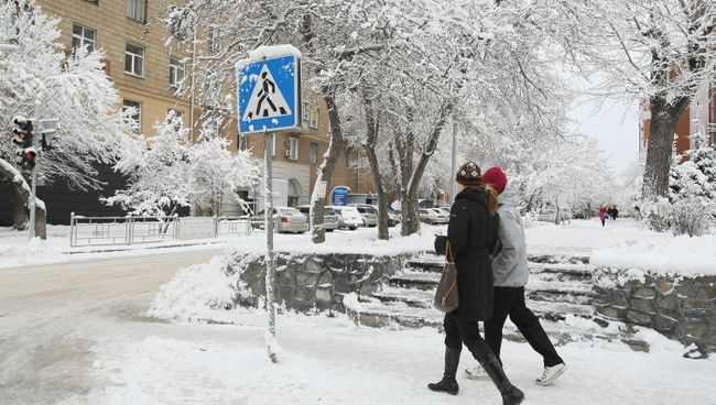 Последствия ночного снегопада в Новосибирске. Последствия ночного снегопада в Новосибирске.
