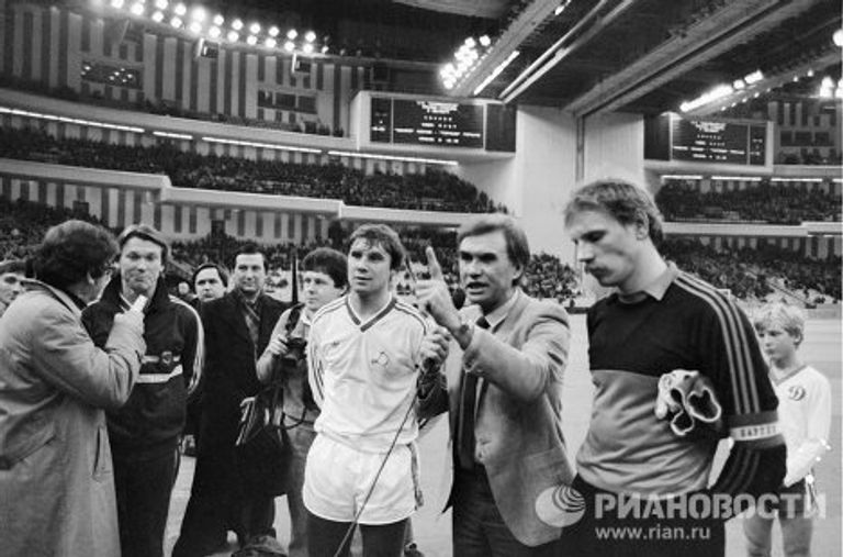 Владимир Маслаченко среди футболистов команд Динамо (Москва) и Динамо (Киев) Владимир Маслаченко среди футболистов команд Динамо (Москва) и Динамо (Киев)