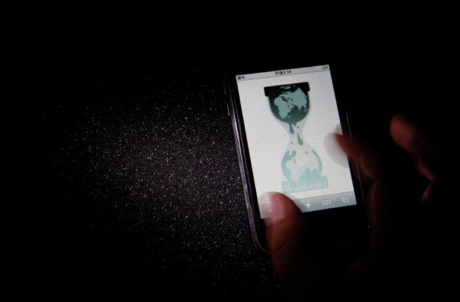 Логотип сайта Wikileaks на экране смартфона Логотип сайта Wikileaks на экране смартфона