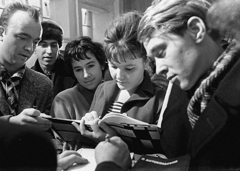 Ахмадулина подписывает читателям книгу Ахмадулина подписывает читателям книгу