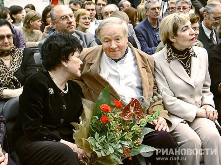 Б.Ахмадулина, А.Вознесенский, З.Богуславская на открытии выставки Век уходящий – веку нынешнему Б.Ахмадулина, А.Вознесенский, З.Богуславская на открытии выставки Век уходящий – веку нынешнему