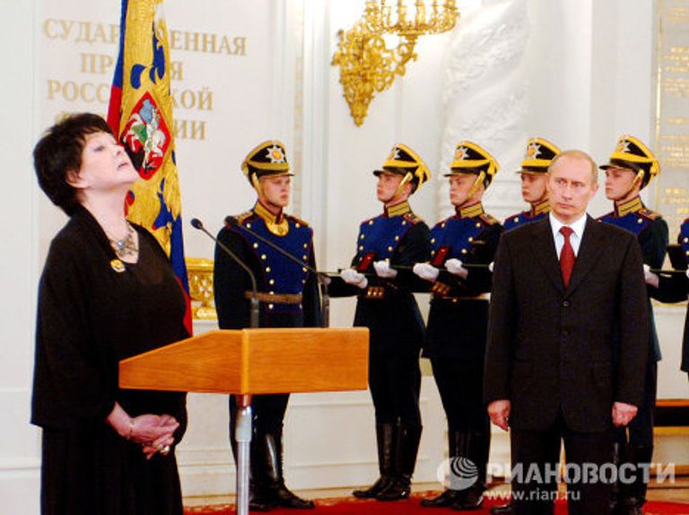 В.Путин и Б.Ахмадулина в Большом Кремлевском дворце В.Путин и Б.Ахмадулина в Большом Кремлевском дворце