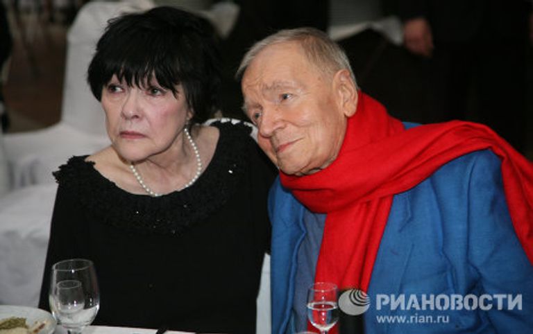 Поэты Белла Ахмадулина и Андрей Вознесенский во время презентации новых работ З.Церетели Поэты Белла Ахмадулина и Андрей Вознесенский во время презентации новых работ З.Церетели
