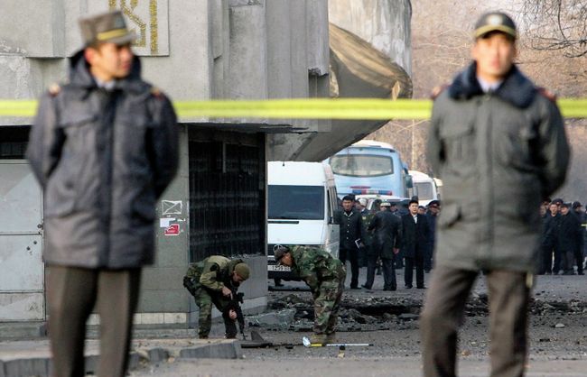 Милиция на месте взрыва в Бишкеке 30 ноября 2010 года