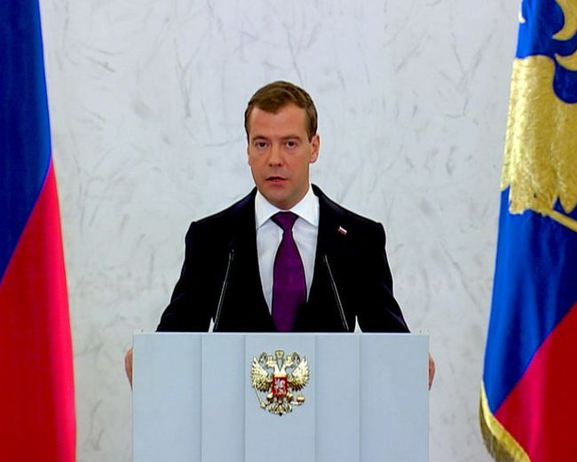 Медведев предлагает многодетным налоговые льготы и бесплатную землю