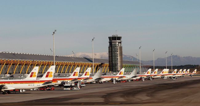 Испанская авиакомпания Iberia отменила все рейсы до утра воскресенья Испанская авиакомпания Iberia отменила все рейсы до утра воскресенья