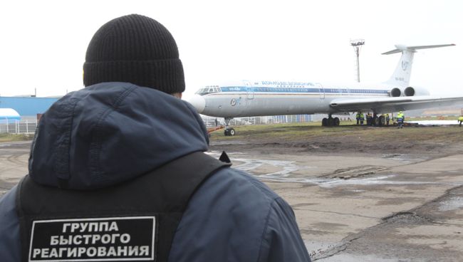 Спасатели в аэропорту Домодедово. Архив Спасатели в аэропорту Домодедово. Архив
