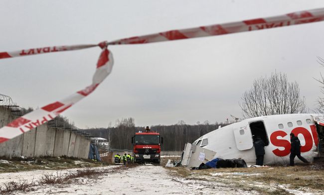 На месте аварийной посадки Ту-154 в Домодедово работает следственная группа На месте аварийной посадки Ту-154 в Домодедово работает следственная группа