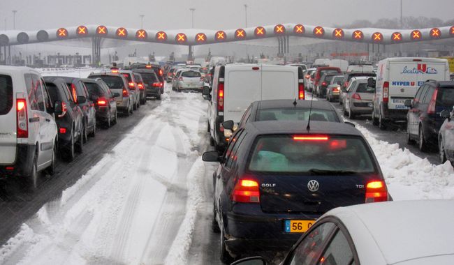 Заторы на дорогах в пригороде Парижа из-за снегопадов Заторы на дорогах в пригороде Парижа из-за снегопадов