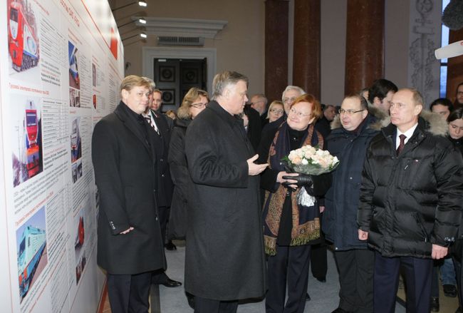 Председатель правительства РФ Владимир Путин (справа) и президент Финляндии Тарья Халонен (третья справа)