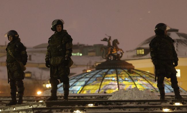 Бойцы ОМОНа на Манежной площади в Москве. Архив Бойцы ОМОНа на Манежной площади в Москве. Архив