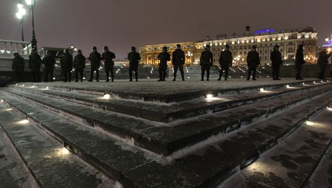 Милицейское оцепление на Манежной площади в Москве Милицейское оцепление на Манежной площади в Москве