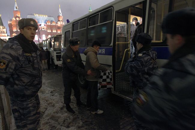 Милицейское оцепление на Манежной площади в Москве Милицейское оцепление на Манежной площади в Москве
