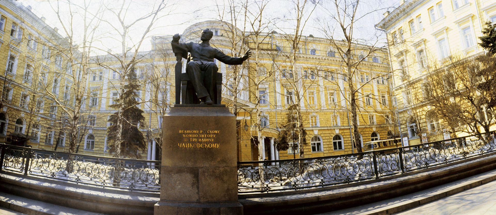 Памятник П.И.Чайковскому у здания Московской консерватории Памятник П.И.Чайковскому у здания Московской консерватории - РИА Новости, 1920, 11.09.2026