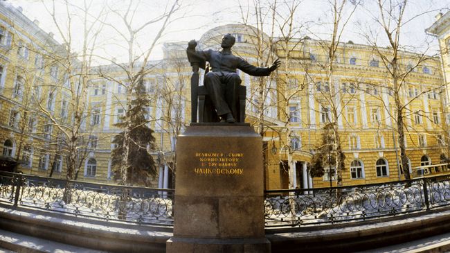 Памятник П.И.Чайковскому у здания Московской консерватории. Архивное фото Памятник П.И.Чайковскому у здания Московской консерватории. Архивное фото