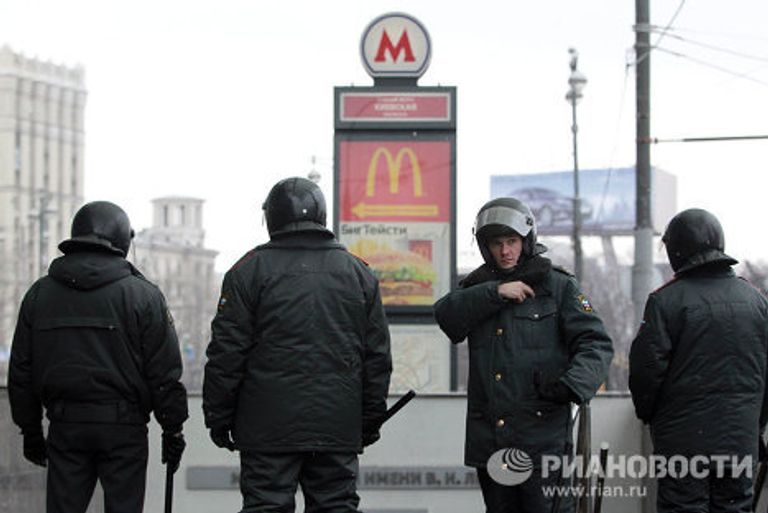Усиленные наряды сотрудников правоохранительных органов возле ТЦ Европейский Усиленные наряды сотрудников правоохранительных органов возле ТЦ Европейский