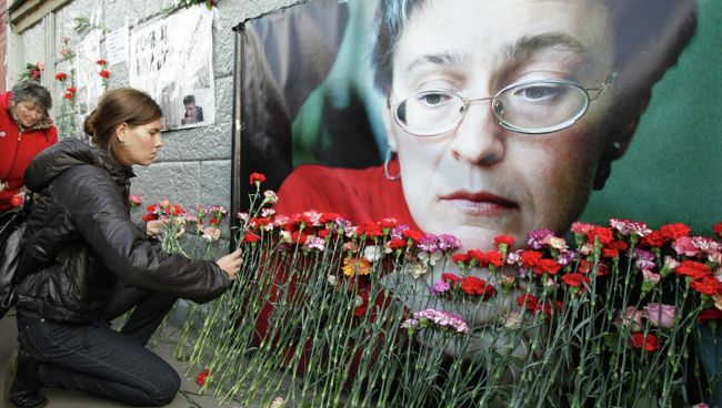 Возложение цветов у подъезда дома, в котором жила журналистка Анна Политковская. Возложение цветов у подъезда дома, в котором жила журналистка Анна Политковская.