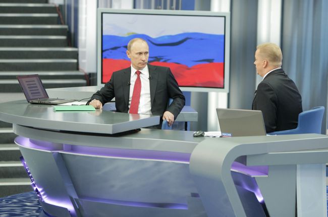 Владимир Путин отвечает на вопросы россиян в прямом эфире Владимир Путин отвечает на вопросы россиян в прямом эфире