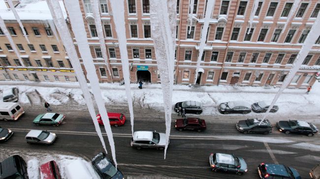 Сосульки на крыше дома