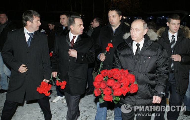 Премьер-министр РФ Владимир Путин возложил цветы к могиле болельщика Спартака Егора Свиридова